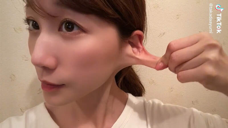 日本正妹高田步美示範《耳朵的正確用法》可以捲起來固定雨傘、自拍棒這真的太強了 日本正妹高田步美示範《耳朵的正確用法》可以捲起來固定雨傘、自拍棒這真的太強了