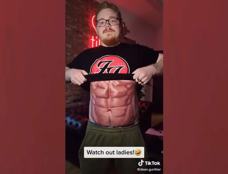 紋身藝術家Dean Gunther創作《六塊肌刺青》腹肌怎麼都練不起來嗎?用了這招直接讓你壯起來 紋身藝術家Dean Gunther創作《六塊肌刺青》腹肌怎麼都練不起來嗎?用了這招直接讓你壯起來