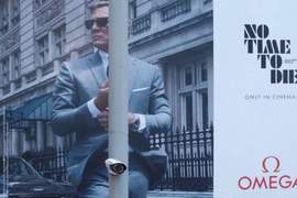 007的褲襠武器《一閃而過街邊搞笑攝影》照片角度真的是太會抓惹