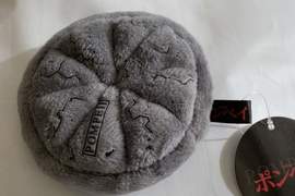 日本龐貝城特展周邊《碳化的麵包靠枕》超創意商品引起話題，另外古代石柱抱枕也超酷的XD