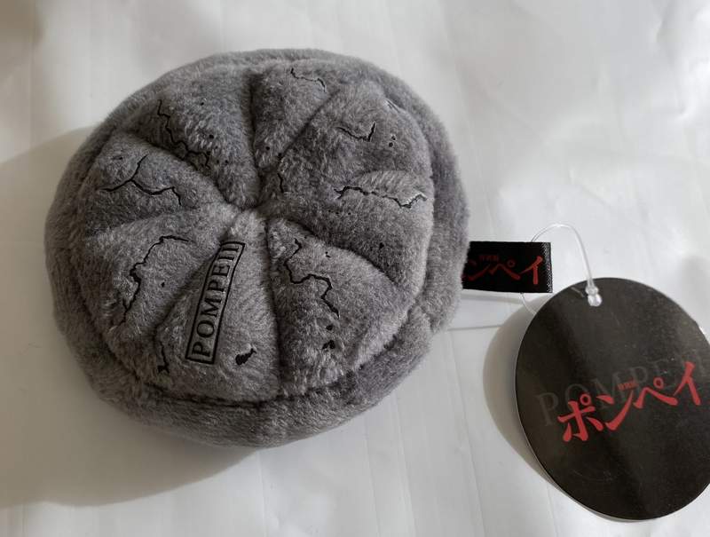 日本龐貝城特展周邊《碳化的麵包靠枕》超創意商品引起話題,另外古代石柱抱枕也超酷的XD 日本龐貝城特展周邊《碳化的麵包靠枕》超創意商品引起話題,另外古代石柱抱枕也超酷的XD