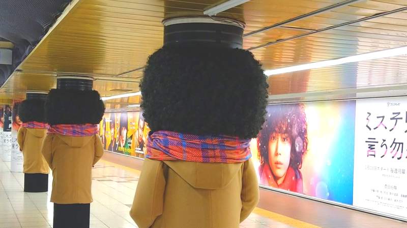 漫改日劇《勿說是推理》新宿廣告把車站柱子都變爆炸頭了XD