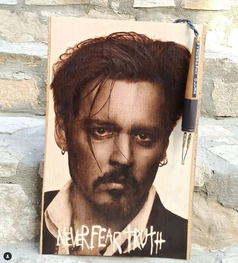 來自塞爾維亞的藝術家創作的《烙畫藝術》用燃燒木頭的方式呈現人物肖像畫