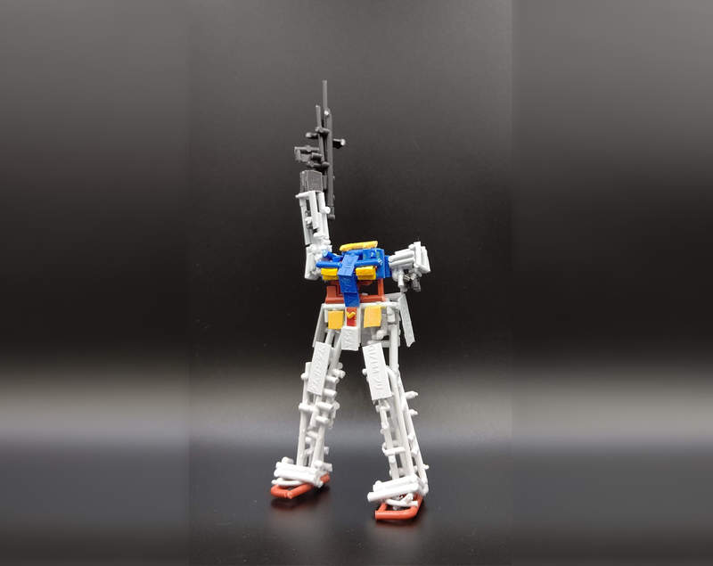 鋼普拉活用術《用廢棄支架做出一台鋼彈》這種方式搭出來的機器人，難度恐怕比組模型還要高