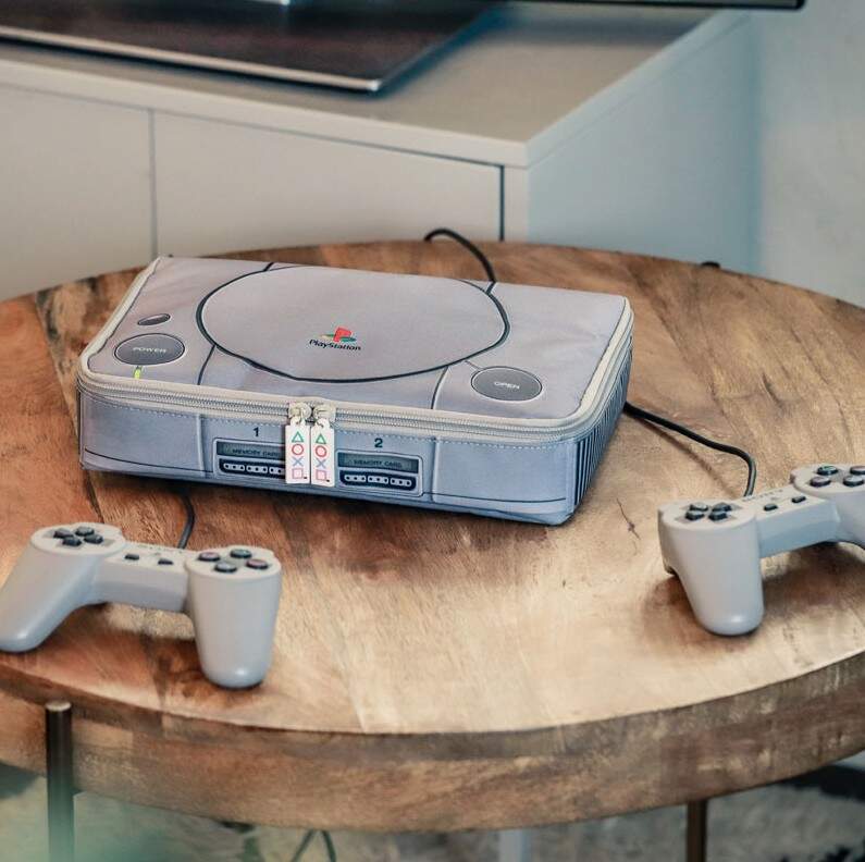 寶島社推出《PlayStation原寸大小收納包》黑、藍兩種配色預計6月13日發售 寶島社推出《PlayStation原寸大小收納包》黑、藍兩種配色預計6月13日發售