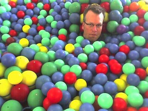 兒童遊樂場中《球池的清潔方式》場地會清潔球球也會清洗，這樣才能放心的玩耍