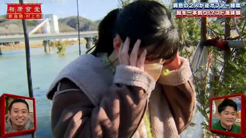 《偶像第一次看到特濃精子》日向坂46渡邊美穗觀摩捕鮭魚 旁白下流惡搞主持人擔心炎上 《偶像第一次看到特濃精子》日向坂46渡邊美穗觀摩捕鮭魚 旁白下流惡搞主持人擔心炎上