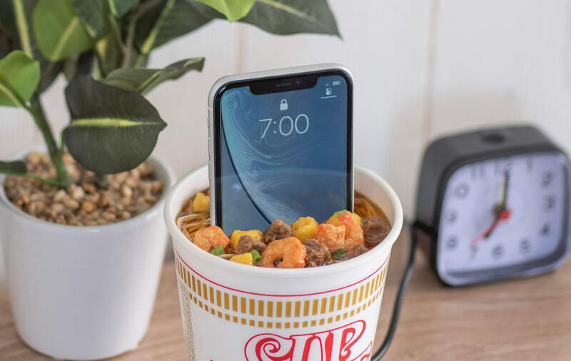 日清又一搞怪創意《泡麵充電器》直接插在杯麵裡這麼大膽的設計,我看也只有日清敢惹XD 日清又一搞怪創意《泡麵充電器》直接插在杯麵裡這麼大膽的設計,我看也只有日清敢惹XD