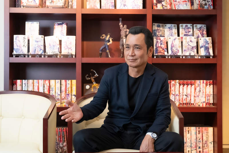 《漫畫家原哲夫照片話題》訪談照被說超像電腦動畫或蠟像 看起來真的這麼不自然嗎？