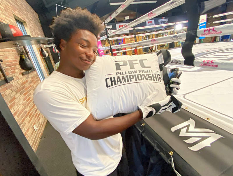  眾格鬥好手上台競技的《擂台枕頭大戰》即便是枕頭感覺我被揮到也是躺啊= =