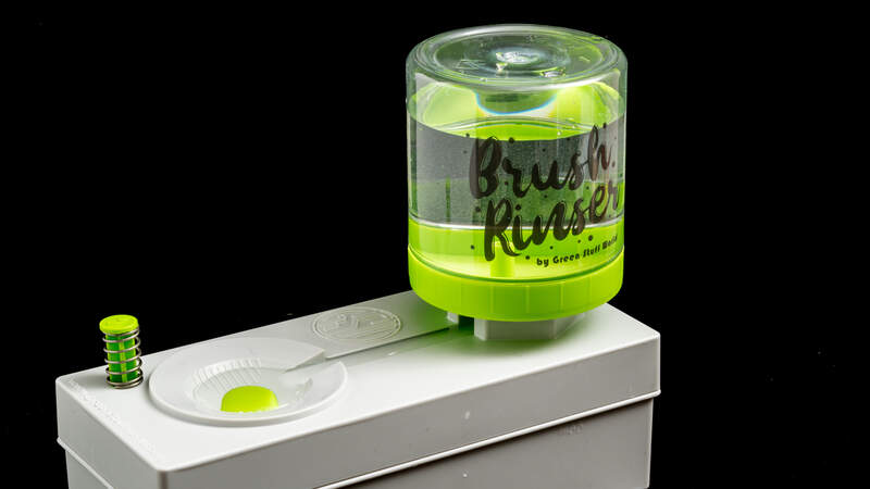 方便小物《畫筆刷洗機》不但能方便清洗還能立即排出乾淨的水，這樣的設計可以喔(拇指)