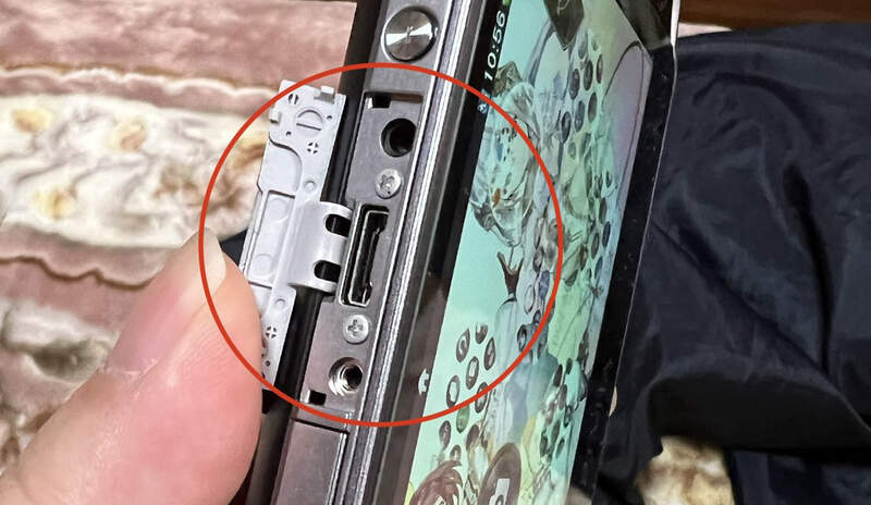《PSVita的神祕接口》謎團過了10年依然未解 沒人知道當初SONY打算用來做什麼 《PSVita的神祕接口》謎團過了10年依然未解 沒人知道當初SONY打算用來做什麼