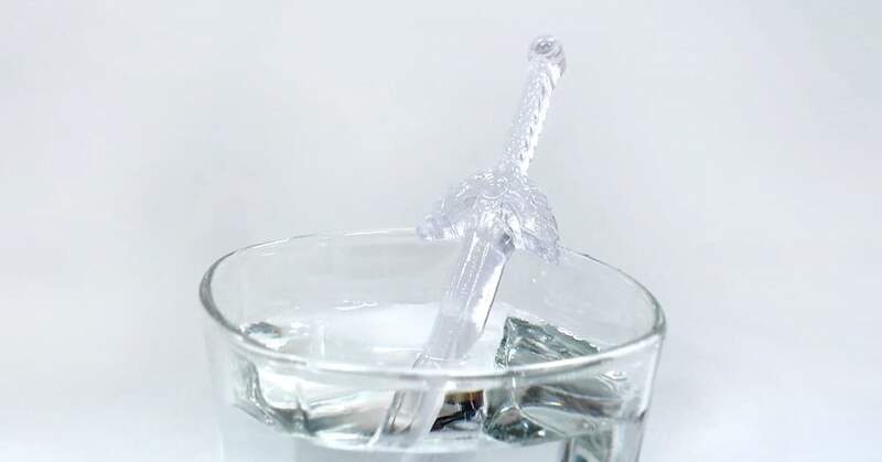 Square Enix《勇者鬥惡龍「羅德之劍」製冰盒》霸氣剔透的王者之劍？有水就能在家自己做