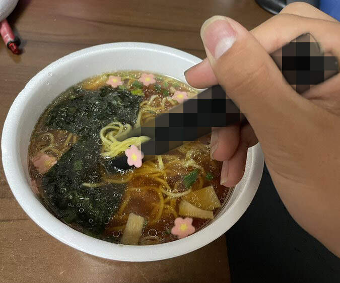 筷子被沒收網友想奇招《用Wi-Fi天線吃泡麵》這就是緊急情況下被激發的潛力 筷子被沒收網友想奇招《用Wi-Fi天線吃泡麵》這就是緊急情況下被激發的潛力