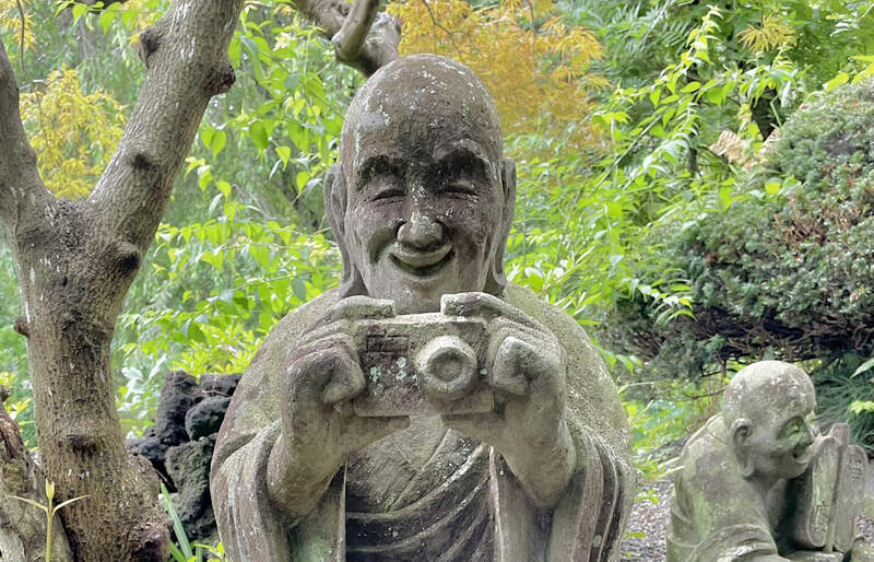 《這間寺廟的羅漢像超有趣》手拿相機筆電超現代 神佛也需要緊跟時事顧防疫 《這間寺廟的羅漢像超有趣》手拿相機筆電超現代 神佛也需要緊跟時事顧防疫