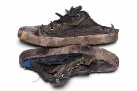 Balenciaga《巴黎世家限量版全新破爛鞋》展現極致舊化工藝，讓新鞋就像剛從垃圾桶裡撿起來的