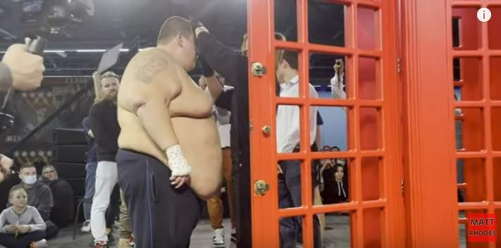 比電梯更小的格鬥舞台？《電話亭格鬥》240公斤網紅與格鬥選手被塞進電話亭 