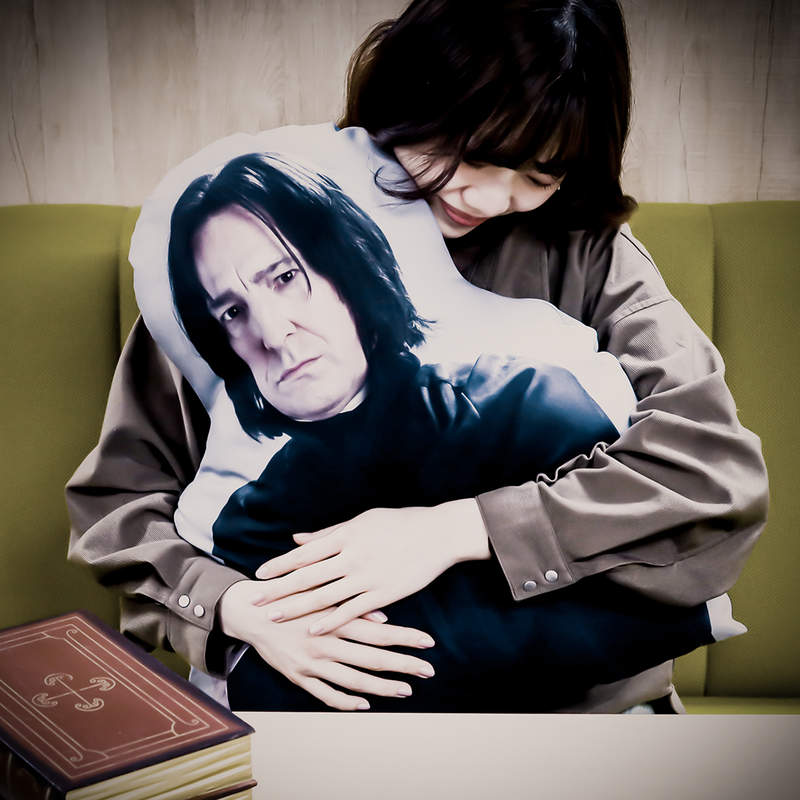 感覺很鬧的認真周邊《石內卜半身抱枕》有種好想要的感覺是怎麼回事XD 感覺很鬧的認真周邊《石內卜半身抱枕》有種好想要的感覺是怎麼回事XD