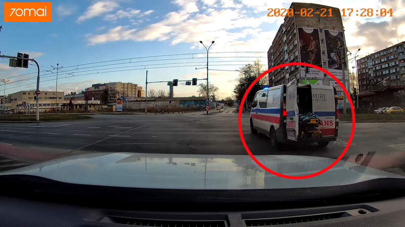 衝擊畫面《救護車開到一半病床掉下來》這時如果開過去一台砂石車肯定就掰了