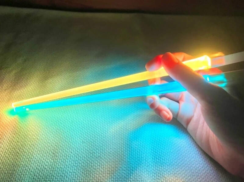 這也能？《電競筷子》登場，超炫RGB讓你夾食物更有電玩風，在黑暗模式下吃飯也不怕！