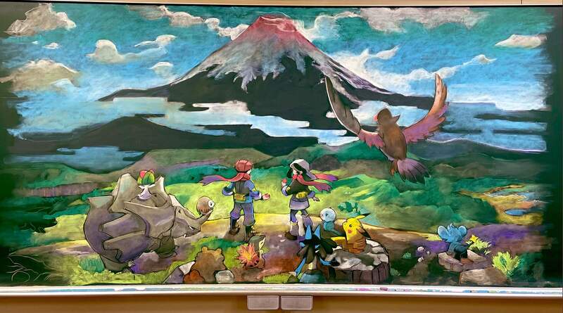 導師繪製《寶可夢阿爾宙斯黑板畫》祝福學生們畢業後踏上新的冒險