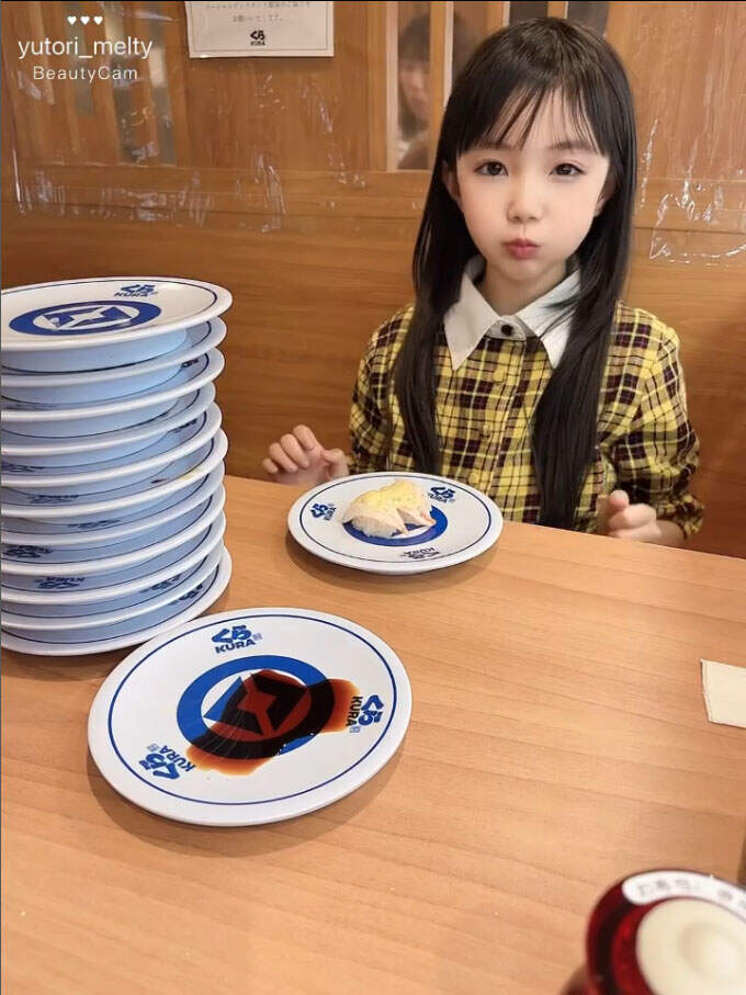 網友發現《吃迴轉壽司的可愛小女孩》萌萌的感覺看一眼都覺得自已被治癒了