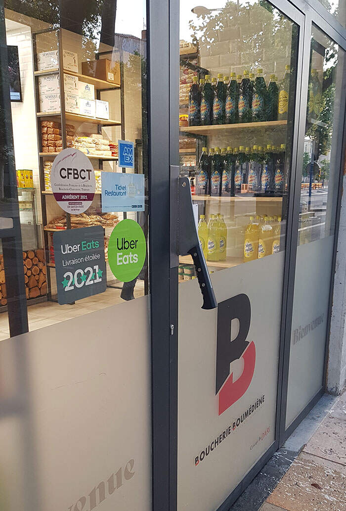 網友分享《各種讓人會心一笑的設計小物》菜刀造型門把這個造型可以喔