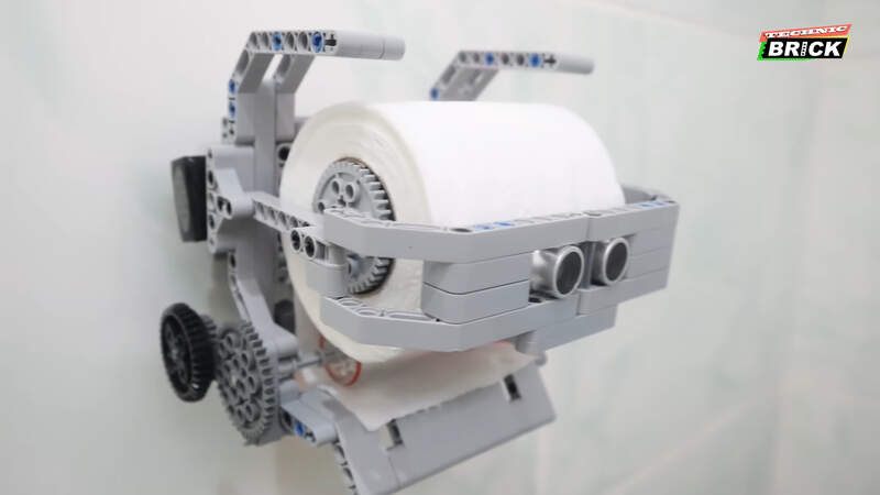 網友自製《樂高感應衛生紙機》有了這台擦屁屁就不用擔心過度浪費了 網友自製《樂高感應衛生紙機》有了這台擦屁屁就不用擔心過度浪費了