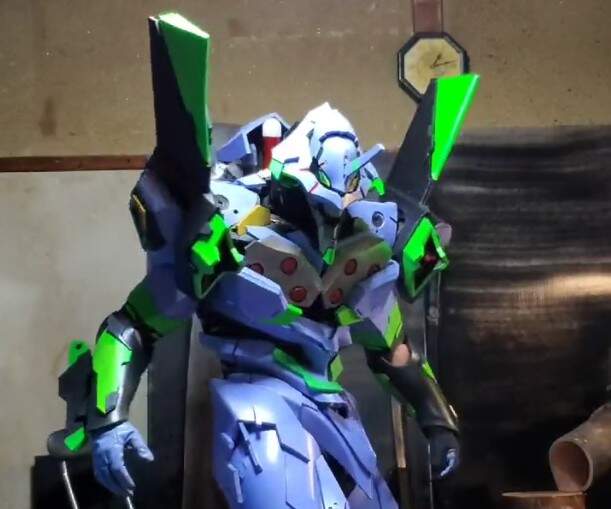 網友製作《福音戰士初號機服裝》無論要站要蹲都沒問題，這同步率已經操到頂了啊