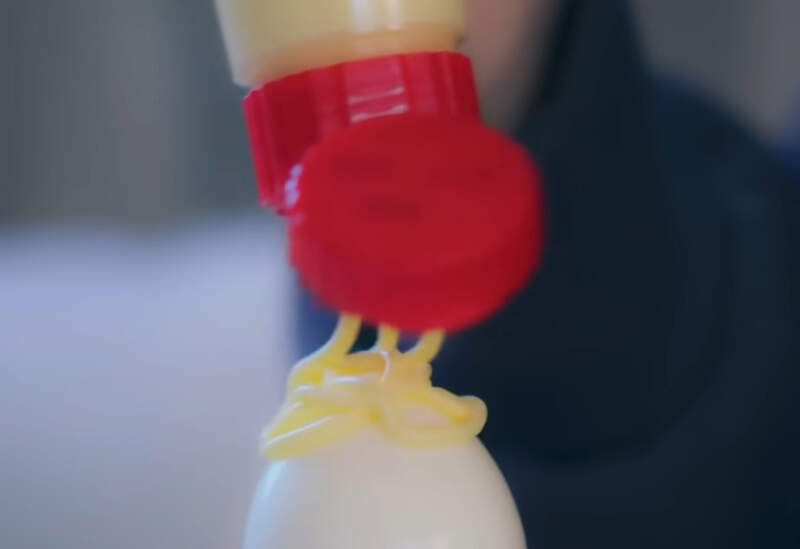 《水煮蛋淋美乃滋之爭》把雞蛋淋在雞蛋上豈不是很奇怪？難道有人會拿番茄沾番茄醬嗎？