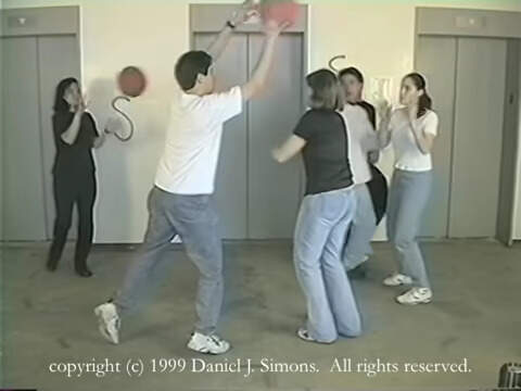 《選擇注意力測試影片》你能記住穿白色T恤的人傳了幾次球嗎? 《選擇注意力測試影片》你能記住穿白色T恤的人傳了幾次球嗎?