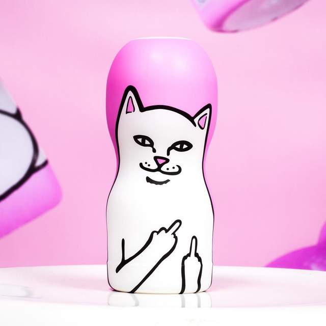 貓的飛機杯《RIPNDIP×TENGA》中指貓竟然爬上紳士們的玩具