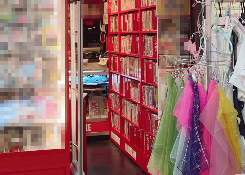 《18禁店面開幕爆爭議》古著店對面開了一間AV專賣店 店長擔心女客人再也不來怎麼辦